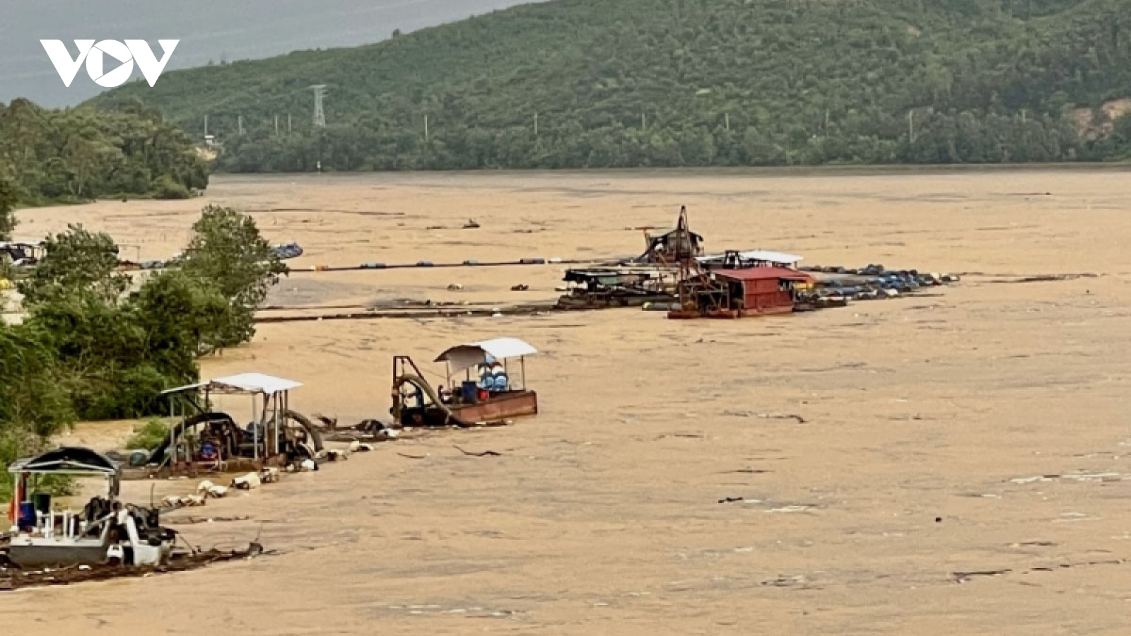 Mountainous areas cut off by flooding in the central region